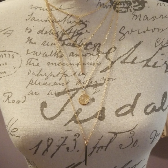 XOraxx Gold Layered necklace - Picture 7 of 7